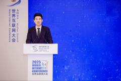 正在11月8日互联网大会前沿人工智能模子论坛上 